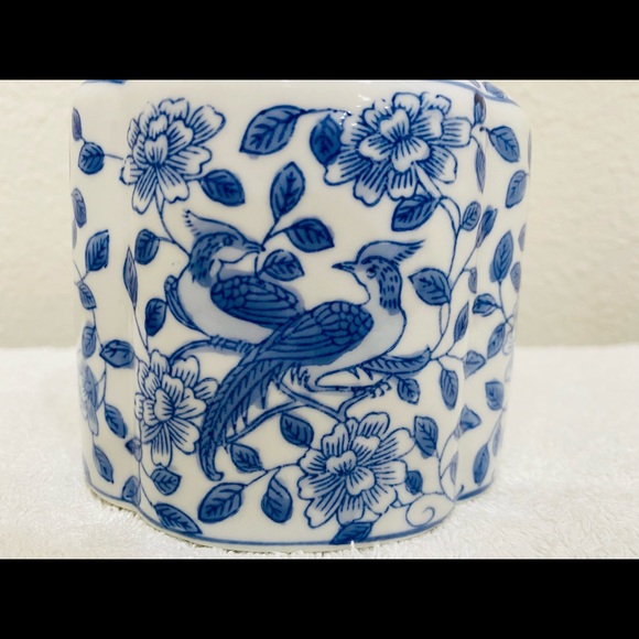 VINTAGE ANDREA BY SADEK BLUE/WHITE BIRD/FLORAL SMALL VASE W/ LID MADE IN CHINA - Picture 8 of 12